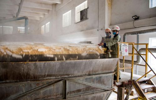 Công nhân Công ty Nhôm Đắk Nông - TKV thường xuyên theo dõi, kiểm tra dây chuyền sản xuất