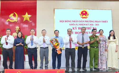 Lãnh đạo phường chúc mừng ông Nguyễn Hoài Nam, Chánh Văn phòng HĐND và UBND phường được bầu bổ sung làm Ủy viên UBND phường Phan Thiết nhiệm kỳ 2026 - 2031