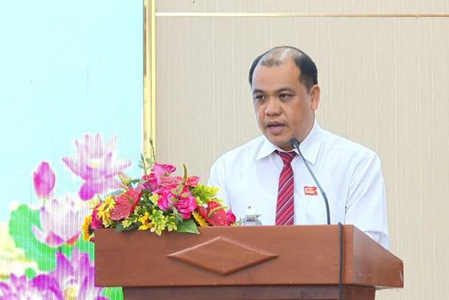Chủ tịch UBND phường Phan Thiết Trần Nguyên Lộc báo cáo các nội dung liên quan tại kỳ họp
