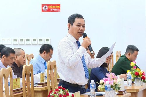 Đại biểu nêu ý kiến thảo luận tại kỳ họp
