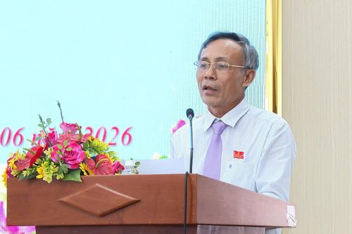 Đồng chí Nguyễn Văn Tám, Ủy viên Ban Thường vụ Tỉnh ủy, Bí thư Đảng ủy, Chủ tịch HĐND phường Phan Thiết phát biểu tại kỳ họp