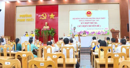 Các đại biểu biểu quyết thông qua các nội dung tại kỳ họp