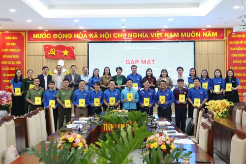 Lãnh đạo Tỉnh ủy, Ủy ban MTTQ Việt Nam tỉnh chụp hình lưu niệm cùng các đại biểu