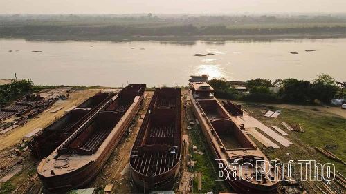 Những con tàu được tạo ra từ bàn tay và khối óc của người thợ Sơn Đông mang theo niềm tự hào vươn xa trên khắp các dòng sông của Tổ quốc.