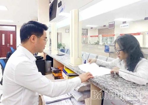 Người dân được cán bộ Sở GD&amp;ĐT tại Trung tâm Phục vụ hành chính công tỉnh hướng dẫn nhiệt tình, trách nhiệm.