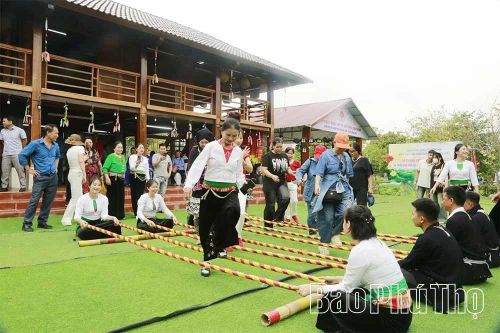 Đồng bào dân tộc Mường Lai Đồng diễn xướng dân gian, giao lưu với du khách về Giỗ Tổ Hùng Vương - Lễ hội Đền Hùng và Tuần Văn hóa - Du lịch Đất Tổ năm Bính Ngọ 2026.