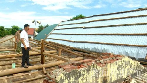 Cùng với sự vào cuộc của chính quyền, người dân đã nhanh chóng thu dọn, bắt tay vào sửa chữa nhà cửa bị thiệt hại để sớm ổn định cuộc sống.