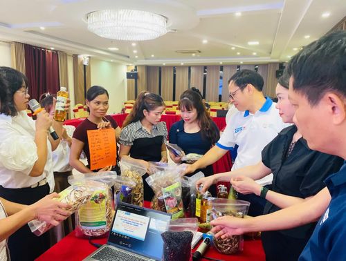 Chương trình tập huấn kết hợp giữa lý thuyết và thực nghiệm để nâng cao kỹ năng bán hàng và trưng bày sản phẩm cho học viên - Ảnh: T.L