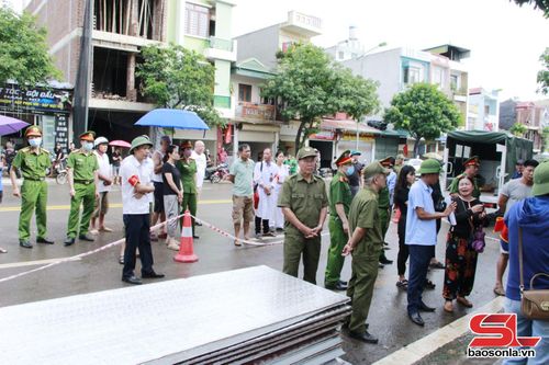 Lực lượng tham gia bảo vệ ANTT ở cơ sở phường Chiềng Cơi tham gia hỗ trợ cưỡng chế thu hồi đất.