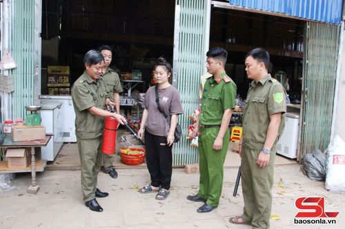 Tổ bảo vệ ANTT tiểu khu 2, xã Quỳnh Nhai, hướng dẫn nhân dân sử dụng bình chữa cháy.