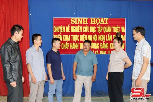 Cấp ủy trong Chi bộ bản Nà Cà trao đổi triển khai các nhiệm vụ của bản.