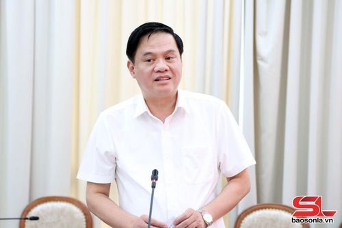 Đồng chí Nguyễn Mạnh Hùng phát biểu tại hội nghị.