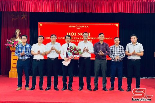 Đại diện lãnh đạo xã Ngọc Chiến tặng hoa chúc mừng ông Lù Văn Quí