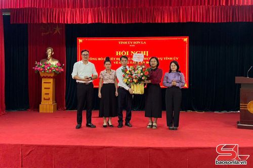 Đại diện lãnh đạo xã Mường Bú tặng hoa chúc mừng ông Lù Văn Quí.