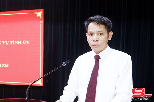 Ông Lù Văn Quí, Phó Bí thư Đảng ủy xã Ngọc Chiến, phát biểu nhận nhiệm vụ.