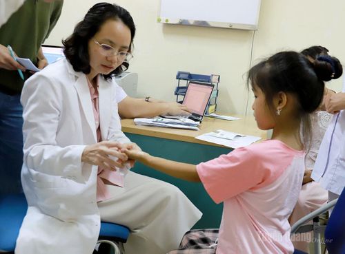 Chuyên gia y tế khám sàng lọc trước phẫu thuật cho các bệnh nhân.