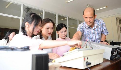 Giảng viên, sinh viên Trường Đại học Sư phạm, Đại học Huế ứng dụng công nghệ vào dạy học