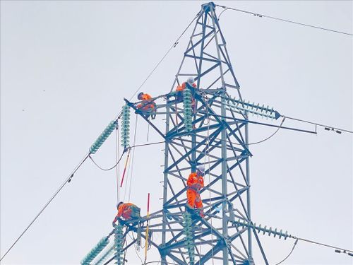 Kiểm tra, vận hành lưới điện trong điều kiện phụ tải tăng cao. Ảnh: Hùng Nguyễn