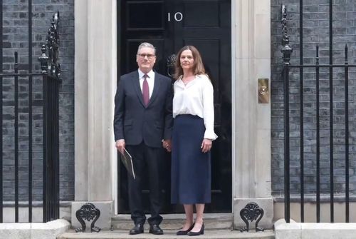 Thủ tướng Anh Keir Starmer và Phu nhân Victoria Starmer chụp ảnh kỷ niệm tại Số 10 phố Downing ngày 22/6. Ảnh chụp màn hình
