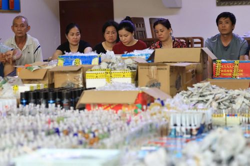 Một số đối tượng cùng tang vật.