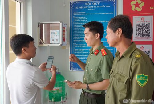 Công an xã Tạ An Khương hướng dẫn người dân sử dụng “Hộp thư an ninh số” tại trung tâm giải quyết thủ tục hành chính xã.