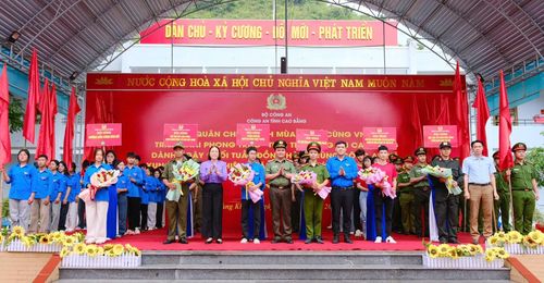 Lãnh đạo các đơn vị tặng hoa các đội hình xung kích.