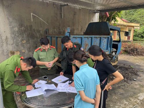 Ngay sau lễ phát động, các tổ công tác đã tiến hành tuyên truyền lưu động,trực tiếp hướng dẫn người dân cài đặt, đăng ký, kích hoạt và sử dụng VNeID.