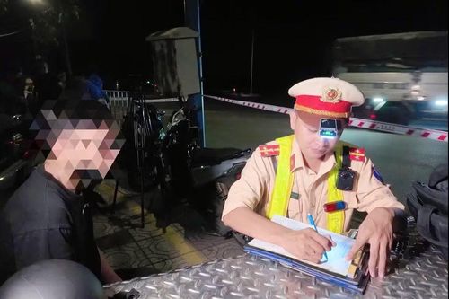 CSGT lập biên bản đối với nam thanh niên điều khiển phương tiện vi phạm trên đường Võ Thị Sáu, phường Trấn Biên.