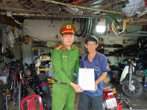 Công an xã Lộc Ninh kiểm tra và cho chủ cơ sở sửa chữa xe ký cam kết không độ chế xe.