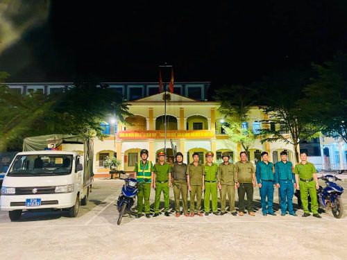 Công an Phường An Lộc cùng các lực lượng chức năng ra quân tuần tra ban đêm.