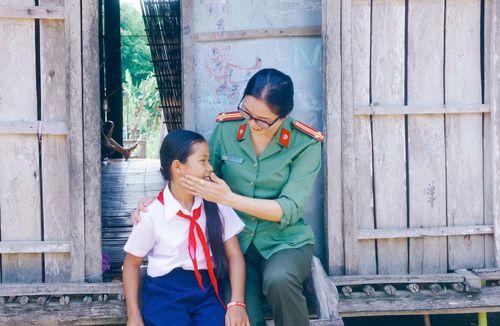 Trung tá Nguyễn Thị Thùy Dương, Phó trưởng Công an xã Đồng Xuân, tỉnh Đắk Lắk đến thăm các cháu trong mô hình "Mẹ đỡ đầu - Chắp cánh những ước mơ".