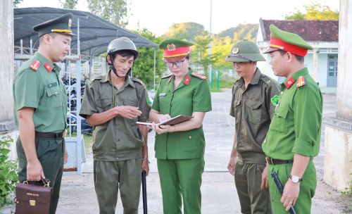 Trung tá Nguyễn Thị Thùy Dương, Phó trưởng Công an xã Đồng Xuân, tỉnh Đắk Lắk kiểm tra công tác bảo đảm an ninh trật tự tại một thôn xóm ở địa phương.