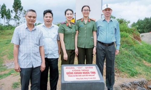 Trung tá Nguyễn Thị Thùy Dương (thứ hai từ phải sang) trong một lần trao tặng giếng khoan do chị kết nối mạnh thường quân hỗ trợ xây lắp cho người dân xã Xuân Lãnh, huyện Đồng Xuân, tỉnh Phú Yên trước đây - nay là xã Xuân Lãnh, tỉnh Đắk Lắk.