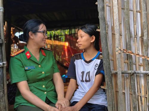 Trung tá Nguyễn Thị Thùy Dương đến thăm, động viên cháu La Lan Thị Như, học sinh lớp 12A3 Trường THPT Nguyễn Thái Bình ở xã Xuân Phước, tỉnh Đắk Lắk trước kỳ thi tốt nghiệp THPT.