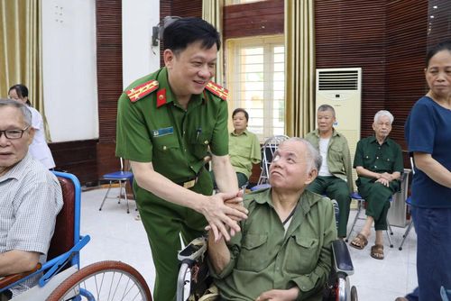 Đại tá Trần Đình Đức, Phó Tư lệnh Cảnh sát cơ động, thăm hỏi các thương, bệnh binh tại Trung tâm Điều dưỡng thương binh Thuận Thành, Bắc Ninh.