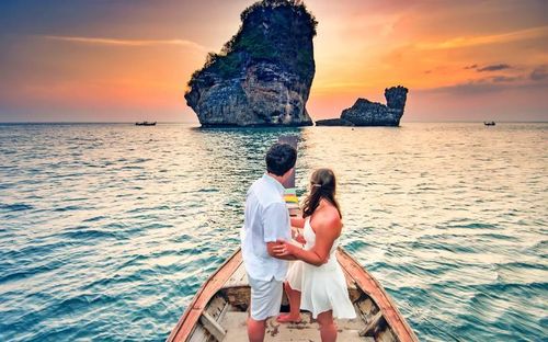 Phuket là điểm đến độc đáo của Thái Lan, thu hút các cặp đôi hưởng tuần trăng mật từ khắp nơi trên thế giới. Nơi đây cung cấp nhiều hoạt động đa dạng như đi thuyền, thể thao dưới nước, trải nghiệm cuộc sống về đêm... Ảnh: yourtourdesk