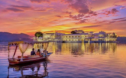 Bang Rajasthan nổi tiếng với thành phố Udaipur lãng mạn nhất Ấn Độ - nơi được ví như "Venice phương Đông", với trung tâm thành phố bao quanh mặt nước tĩnh lặng của hồ Pichola. Ảnh: yoyotripsindia