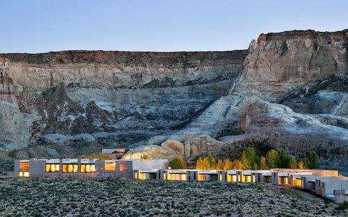 Khách sạn cao cấp Amangiri nằm giữa những hẻm núi màu đất son ở miền Nam bang Utah (Mỹ). Khách sạn trông như một ảo ảnh, một kiệt tác tối giản được tạc từ đá sa mạc. Với dịch vụ và ẩm thực đẳng cấp thế giới, cùng các trải nghiệm văn hóa phong phú, Amangiri khiến mỗi tuần trăng mật nơi đây đều rất đáng nhớ. Ảnh: CNTraveller