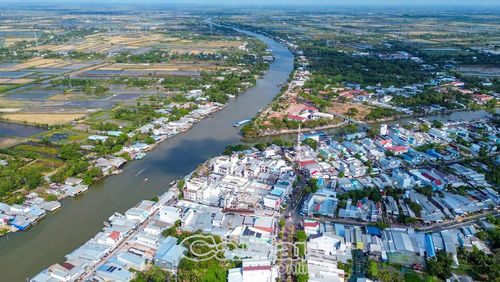 Góc nhìn từ trên cao cho thấy sự chuyển mình mạnh mẽ của đô thị Thới Bình với hệ thống giao thông thủy - bộ đồng bộ, kết nối liên vùng.