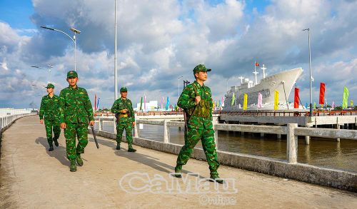 Cán bộ, chiến sĩ Đồn Biên phòng Sông Đốc tuần tra bảo vệ vững chắc chủ quyền an ninh biên giới.