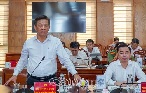  Đồng chí Hồ Trung Việt, Trưởng Ban Tuyên giáo và Dân vận Tỉnh ủy, phát biểu thảo luận về công tác tuyên truyền, giữ vững định hướng tư tưởng trong triển khai Nghị quyết số 57.