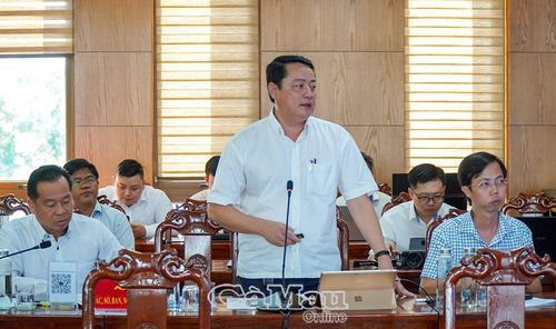 Phó Giám đốc Sở Nông nghiệp và Môi trường Bùi Tứ Hải chia sẻ mô hình tích hợp công nghệ GIS và viễn thám trong quản lý, giám sát.