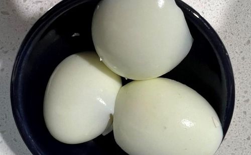 Giúp bóc vỏ trứng dễ dàng, nhanh gọn. Ảnh minh họa.