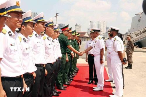 Lực lượng chức năng Việt Nam đón Chuẩn Đô đốc Alok Ananda (phải), Tư lệnh Hạm đội Miền Đông Hải quân Ấn Độ. (Ảnh: Xuân Khu/TTXVN)