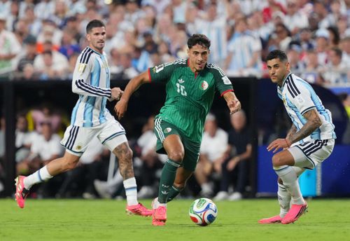 Algeria chỉ làm nền cho Messi ở trận gặp Argentina. (Ảnh: Reuters)