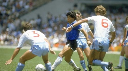 Maradona tả xung hữu đột giữa hàng phòng ngự đội tuyển Anh. Ảnh: Getty Images/uefa.com