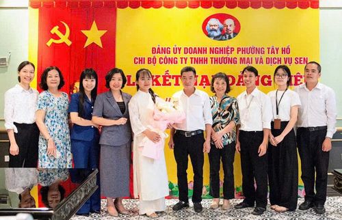 Lễ kết nạp đảng viên tại Chi bộ Công ty TNHH Thương mại và Dịch vụ Sen (Đảng bộ Doanh nghiệp phường Tây Hồ).