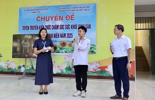 Tuyên truyền nâng cao nhận thức và trang bị kiến thức về chăm sóc sức khỏe sinh sản cho học sinh Trường Trung học phổ thông Ngô Quyền - Ba Vì (xã Cổ Đô). Ảnh: Thắng Đạt