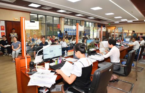 Phương pháp đo lường hiệu suất công việc bằng OKR/KPI của thành phố Hà Nội góp phần nâng cao chất lượng đội ngũ cán bộ và hiệu quả hoạt động. Trong ảnh: Giải quyết thủ tục cho người dân tại Điểm phục vụ hành chính công Bạch Mai. Ảnh: Đỗ Tâm
