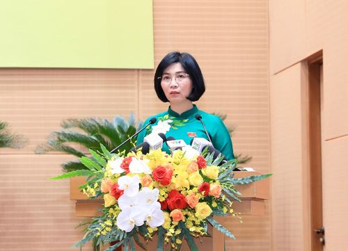 Chủ tịch HĐND thành phố Phùng Thị Hồng Hà phát biểu bế mạc kỳ họp thứ tư HĐND thành phố. Ảnh: Thành Thái